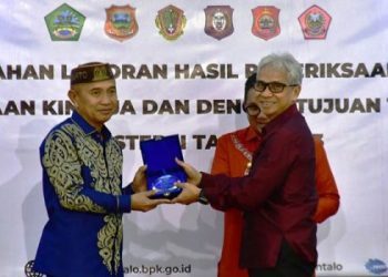 Bupati Pohuwato, Saipul Mbuinga, menerima penghargaan penyelesaian tertinggi Tindak Lanjut atas Rekomendasi Hasil Pemeriksaan (TLRHP), Badan Pemeriksa Keuangan Republik Indonesia (BPK RI) Perwakilan Provinsi Gorontalo.