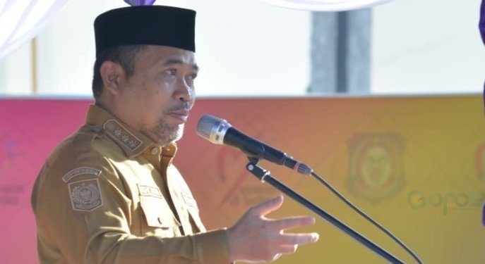 Penjagub Gorontalo Ismail Pakaya saat memimpin apel perdana tahun 2024, Selasa (2/1/2024). (F. Humasprov)