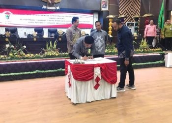 Ketua DPRD Kota Gorontalo Hardi Sidiki mengesahkan lima Perda usul inisiatif eksekutif pada rapat paripurna, Selasa (23/1/2024).