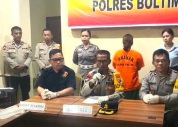 Kapolres Boltim AKBP Sugeng Setyo Budhi saat memimpin konferensi pers terkait kasus pembunuhan bocah 8 tahun, Jumat (19/1/2024). (F. Agung Laite Mokodompit /BoganiNews.com for Gopos.id)