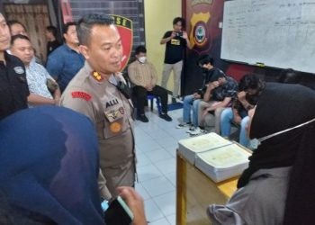 Kapolres Bone Bolango AKBP Muhammad Alli saat memberikan keterangan terkait penahanan lima tersangka atas kasus kematian maba IAIN Sultan Amai Gorontalo, Kamis (18/1/2024).(F. Indra/Gopos)