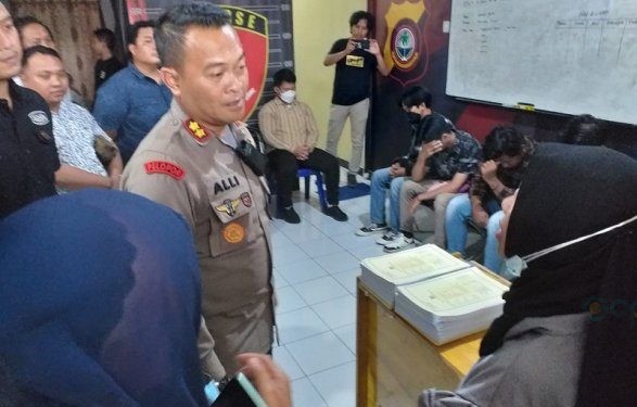 Kapolres Bone Bolango AKBP Muhammad Alli saat memberikan keterangan terkait penahanan lima tersangka atas kasus kematian maba IAIN Sultan Amai Gorontalo, Kamis (18/1/2024).(F. Indra/Gopos)