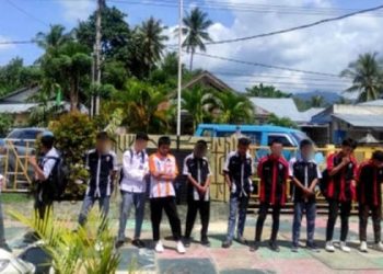 Belasan pelajar Sekolah Menengah Kejuruan (SMK) di Kabupaten Bone Bolango saat mendapatkan pembinaan dari Dinas Satuan Polisi Pamong Praja dan Pemadam Kebakaran (Satpol PP-Damkar) usai terjaring razia, Selasa (9/1/2024). (Foto Istimewa)