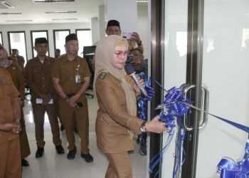 Plt Bupati Merlan S. Uloli saat meresmikan satgas pelayanan masyarakat miskin di MPP Bone Bolango, Selasa (2/1/2024). (Foto Yudi/Sespri)