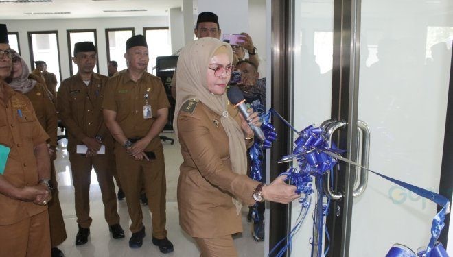 Plt Bupati Merlan S. Uloli saat meresmikan satgas pelayanan masyarakat miskin di MPP Bone Bolango, Selasa (2/1/2024). (Foto Yudi/Sespri)