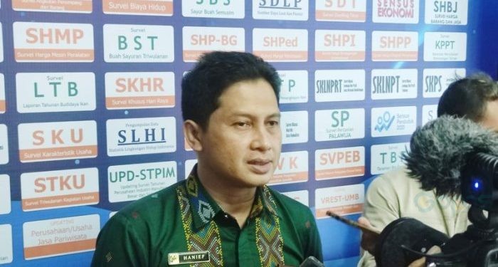 Kepala BPS Provinsi Gorontalo, Mukhamad Mukhanif memberikan keterangan pers tentang tingkat inflasi di Kota Gorontalo pada Bulan Desember 2023, Selasa (2/1/2024) (muhajir/gopos)