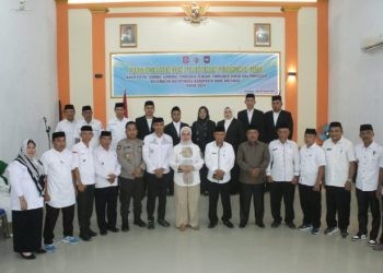 Plt Bupati Merlan S. Uloli didampingi Kepala Dinas PMD Suleman Panigoro saat foto bersama pada kegiatan Pengangkatan dan Pelantikan Perangkat Desa di Kecamatan Botupingge, Rabu (3/1/2024). (Foto Yudi/Sespri)