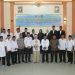 Plt Bupati Merlan S. Uloli didampingi Kepala Dinas PMD Suleman Panigoro saat foto bersama pada kegiatan Pengangkatan dan Pelantikan Perangkat Desa di Kecamatan Botupingge, Rabu (3/1/2024). (Foto Yudi/Sespri)