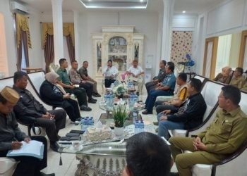 Plt Bupati Merlan S. Uloli saat memimpin rapat Forkopimda di Rumah Dinas Bandayo, Selasa (9/1/2024). (Foto Indra/Gopos)