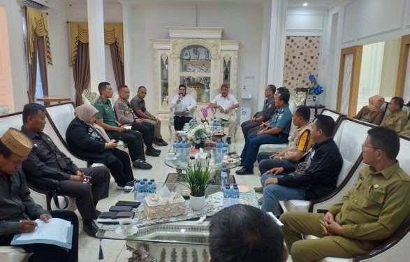 Plt Bupati Merlan S. Uloli saat memimpin rapat Forkopimda di Rumah Dinas Bandayo, Selasa (9/1/2024). (Foto Indra/Gopos)