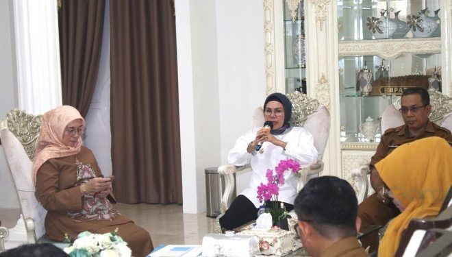 Plt Bupati Merlan S. Uloli saat memimpin Rakor dan Evaluasi Percepatan Penghapusan Kemiskinan Ekstrim (PPKE) di Rumah Dinas Bandayo, Selasa (9/1/2024). (Foto Yudi/Sespri)