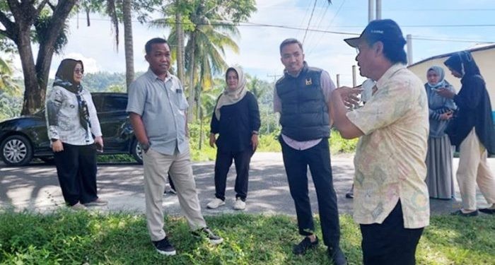 Anggota Komisi II DPRD Provinsi Gorontalo, Nasir Majid saat meninjau pemerinta bantuan sapi (istimewa)