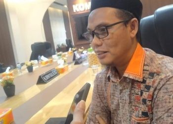 Ketua Bapemperda DPRD Provinsi Gorontalo, Adnan Entengo memberikan keterangan tentang dua ranperda usul inisiatif DPRD Provinsi Gorontalo, Senin (15/1/2024) (muhajir/gopos)