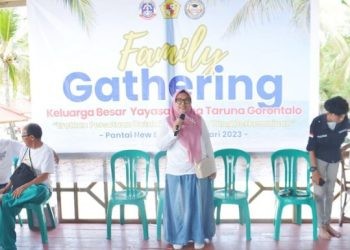 Ketua Yayasan Bina Taruna Gorontalo, Hj. Sri Nunaningsi Rachman memberikan sambutan pada family gethring UNBITA Gorontalo, Ahad (7/1/2024) (dok. unbita)