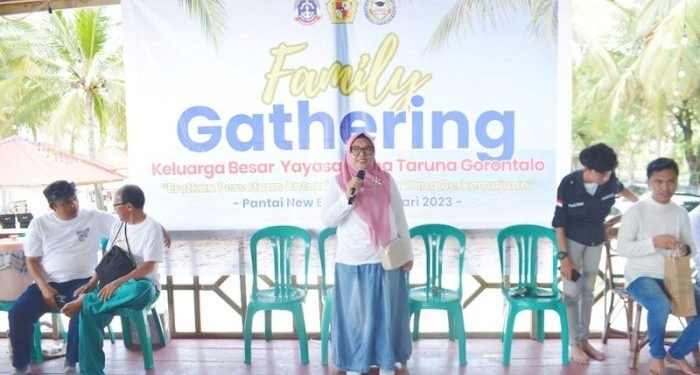 Ketua Yayasan Bina Taruna Gorontalo, Hj. Sri Nunaningsi Rachman memberikan sambutan pada family gethring UNBITA Gorontalo, Ahad (7/1/2024) (dok. unbita)