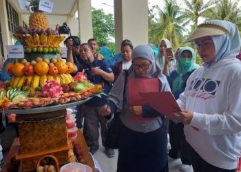 Bupati Merlan S. Uloli bersama tim juri saat melakukan penilaian pada lomba merangkai buah yang diikuti oleh jajaran Puskesmas dan Rumah Sakit se-Kabupaten Bone Bolango yang digelar di Halaman GOR Harapan dan Prestasi Kecamatan Bulango Timur, Jumat (19/1/2024). (Foto Indra/Gopos)