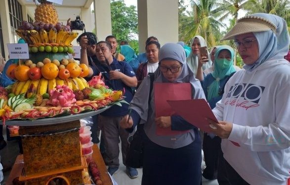 Bupati Merlan S. Uloli bersama tim juri saat melakukan penilaian pada lomba merangkai buah yang diikuti oleh jajaran Puskesmas dan Rumah Sakit se-Kabupaten Bone Bolango yang digelar di Halaman GOR Harapan dan Prestasi Kecamatan Bulango Timur, Jumat (19/1/2024). (Foto Indra/Gopos)