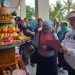 Bupati Merlan S. Uloli bersama tim juri saat melakukan penilaian pada lomba merangkai buah yang diikuti oleh jajaran Puskesmas dan Rumah Sakit se-Kabupaten Bone Bolango yang digelar di Halaman GOR Harapan dan Prestasi Kecamatan Bulango Timur, Jumat (19/1/2024). (Foto Indra/Gopos)