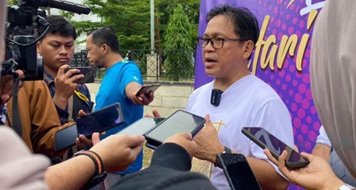 epala Dinas Pariwisata Provinsi Gorontalo, Aryanto Husain memberikan keterangan usai pencanangan Hari Karawo dan Gorontalo Karnaval Karawo tahun 2024 di Lapangan Taruna Remaja, Kota Gorontalo, Minggu (21/1/2024). (refli)