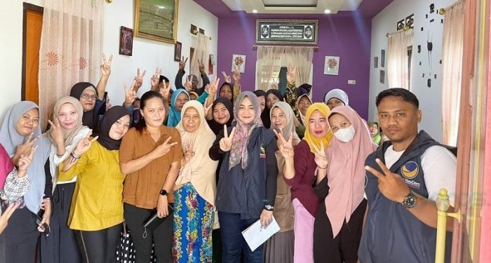 Calon Anggota Legislatif (Caleg) DPRD Bone Bolango Dapil Kabila CS nomor urut 2, Rakhmatiyah Deu berpose bersama kelompok masyarakat dan milenial (dok. pribadi)