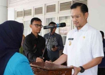Ryan F. Kono didampingi sejumlah pejabat di lingkungan ke Pemerintah Kota Gorontalo menerima Bendera Pusaka Merah Putih.