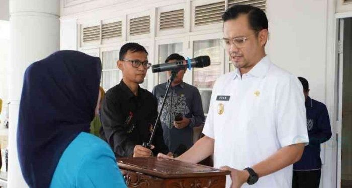Ryan F. Kono didampingi sejumlah pejabat di lingkungan ke Pemerintah Kota Gorontalo menerima Bendera Pusaka Merah Putih.