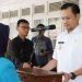 Ryan F. Kono didampingi sejumlah pejabat di lingkungan ke Pemerintah Kota Gorontalo menerima Bendera Pusaka Merah Putih.