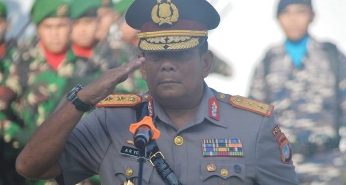 Kapolda Gorontalo, Irjenpol Angesta R Yoyol saat menjadi pimpinan upacara ziarah tabur bunga di Makam Pahlawan Nasional Nani Wartabone, Selasa (23/1/2024). Putra/Gopos