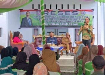 Anggota DPRD Provinsi Gorontalo Usman Tahir Rajak saat melaksanakan reses di Desa Mohiyolo, Kecamatan Asparaga, Kabupaten Gorontalo, Senin (22/1/2024). (dok. pendamping)