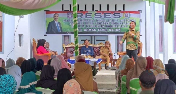 Anggota DPRD Provinsi Gorontalo Usman Tahir Rajak saat melaksanakan reses di Desa Mohiyolo, Kecamatan Asparaga, Kabupaten Gorontalo, Senin (22/1/2024). (dok. pendamping)