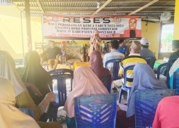 Anggota DPRD Provinsi Gorontalo, Venny Anwar saat melaksanakan reses masa jeda persidangan kedua tahun 2023-2024 di Desa Potanga, Kecamatan Boliyohuto, Kabupaten Gorontalo, Senin (29/1/2024). (muhajir/gopos)