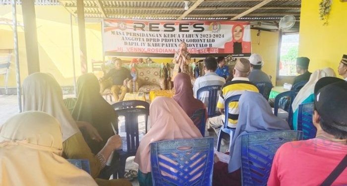 Anggota DPRD Provinsi Gorontalo, Venny Anwar saat melaksanakan reses masa jeda persidangan kedua tahun 2023-2024 di Desa Potanga, Kecamatan Boliyohuto, Kabupaten Gorontalo, Senin (29/1/2024). (muhajir/gopos)