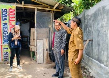 Anggota DPRD Provinsi Gorontalo, Yuriko Kamaru saat meninjau hasil pembangunan pagar SMAN 1 Suwawa Timur, Selasa (30/1/2024) (muhajir/gopos)