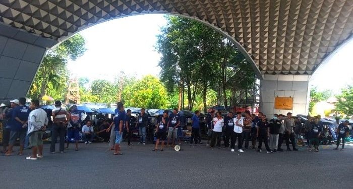 Puluhan abang bentor menunggu kedatangan Capres nomor urut 1 Anies Baswedan di lokasi Pakaya Tower Limboto.(F. Abin/gopos)