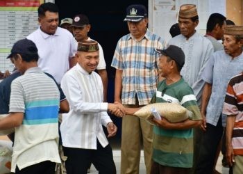 Bupati Pohuwato, Saipul Mbuinga, memberikan bantuan kepada masyarakat di Desa Bulili dan Buntulia Selatan, Kecamatan Duhiadaa, Pohuwato berlangsung di Desa Bulili, Jumat (26/1/2024).(F Humas Pemda Pohuwato)