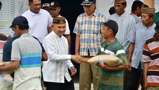 Bupati Pohuwato, Saipul Mbuinga, memberikan bantuan kepada masyarakat di Desa Bulili dan Buntulia Selatan, Kecamatan Duhiadaa, Pohuwato berlangsung di Desa Bulili, Jumat (26/1/2024).(F Humas Pemda Pohuwato)