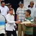 Bupati Pohuwato, Saipul Mbuinga, memberikan bantuan kepada masyarakat di Desa Bulili dan Buntulia Selatan, Kecamatan Duhiadaa, Pohuwato berlangsung di Desa Bulili, Jumat (26/1/2024).(F Humas Pemda Pohuwato)
