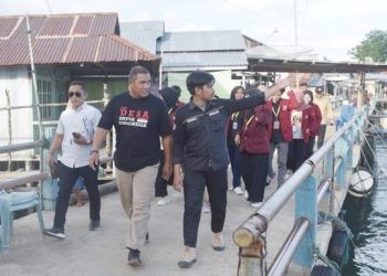 Rektor UNG, Prof Eduart Wolok bersama mahasiswa program penelitian dan pengabdian kepada masyarakat (dok, ung)