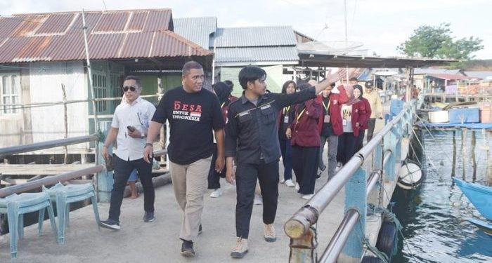 Rektor UNG, Prof Eduart Wolok bersama mahasiswa program penelitian dan pengabdian kepada masyarakat (dok, ung)