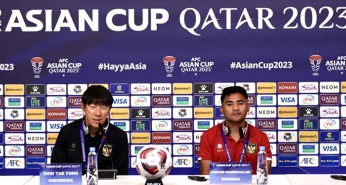 Pelatih timnas Indonesia, Shin Tae-yong dan kapten timnas Indonesia, Asnawi Mangkualam Bahar memberikan keterangan pers tentang persiapan Timnas Indonesia yang akan menjamu Irak pada laga pertama Grup D Piala Asia 2023 di Stadion Ahmed bin Ali, Al-Rayyan, Senin (15/1)/2024).