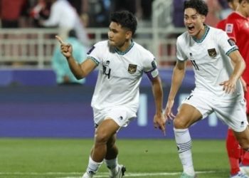 Bek timnas Indonesia #14 Asnawi Mangkualam mencetak gol pertama timnya dari titik penalti pada pertandingan kedua Grup D Piala Asia 2023 antara Vietnam vs Timnas Indonesia di Stadion Abdullah bin Khalifa di Doha pada 19 Januari 2024. KARIM JAAFAR / AFP