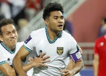 Bek timnas Indonesia #14 Asnawi Mangkualam melakukan selebrasi usai mencetak gol pertama timnya dari titik penalti pada pertandingan kedua Grup D Piala Asia 2023 antara Vietnam vs Timnas Indonesia di Stadion Abdullah bin Khalifa di Doha pada 19 Januari 2024.KARIM JAAFAR / AFP