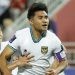 Bek timnas Indonesia #14 Asnawi Mangkualam melakukan selebrasi usai mencetak gol pertama timnya dari titik penalti pada pertandingan kedua Grup D Piala Asia 2023 antara Vietnam vs Timnas Indonesia di Stadion Abdullah bin Khalifa di Doha pada 19 Januari 2024.KARIM JAAFAR / AFP