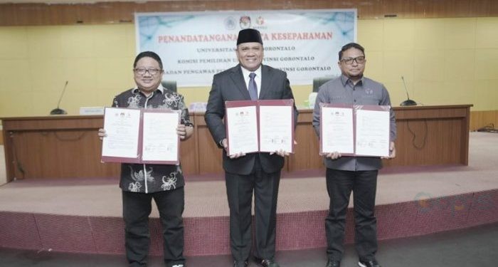 Penandatanganan nota kesepahaman antara Rektor UNG bersama Ketua Bawasan dan Ketua KPU Provinsi Gorontalo (dok. ung)