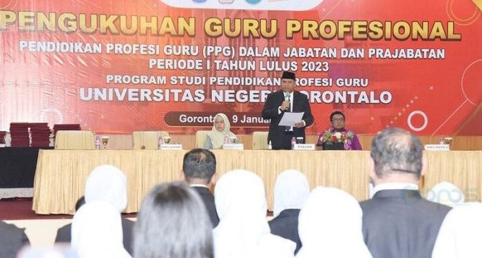 Rektor UNG, Eduart Wolok memberikan sambutan pada pengukuhan lulusan PPG UNG (dok. ung)