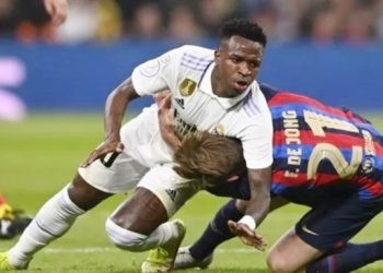 Penyerang Real Madrid asal Brazil Vinicius Junior (kiri) bersaing dengan gelandang Barcelona asal Belanda Frenkie de Jong selama pertandingan leg pertama semifinal Copa del Rey antara Real Madrid vs Barcelona di stadion Santiago Bernabeu di Madrid pada 2 Maret, 2023. OSCAR DEL POZO / AFP.