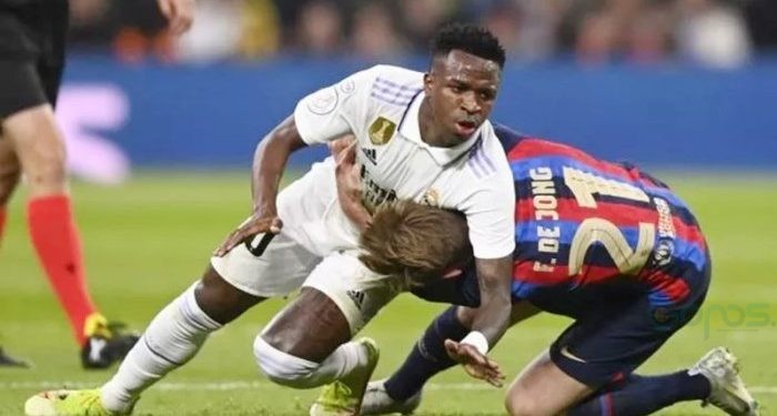 Penyerang Real Madrid asal Brazil Vinicius Junior (kiri) bersaing dengan gelandang Barcelona asal Belanda Frenkie de Jong selama pertandingan leg pertama semifinal Copa del Rey antara Real Madrid vs Barcelona di stadion Santiago Bernabeu di Madrid pada 2 Maret, 2023. OSCAR DEL POZO / AFP.