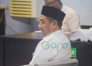 Hamim Pou mantan Bupati Bone Bolango saat dihadirkan sebagai saksi pada kasus korupsi di PDAM Tirta Bulango atas terdakwa Yusar Laya di Pengadilan Tipikor Gorontalo, Senin (29/1/2024). (F. Putra/gopos)