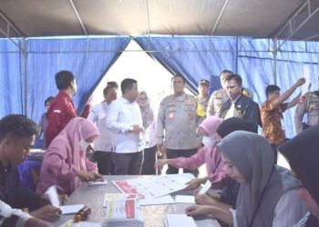 Kapolda Gorontalo Irjen Pol Angesta Romano Yoyol saat meninjau sortir lipat surat suara di KPU Kabupaten Gorontalo, Kamis (4/1/2024).(Abin/Gopos)