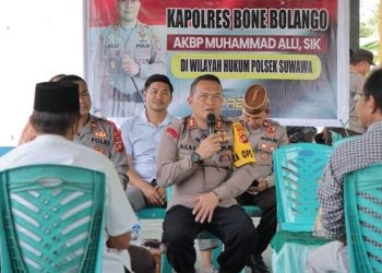 Kapolres Bone Bolango AKBP Muhammad Alli didampingi para Pejabat Utama Polres saat menggelar kegiatan Jumat Curhat di Wisata Bundu Alale bersama masyarakat Desa Alale, Kecamatan Suwawa Tengah, Jumat (19/1/2024). (Foto Noldi/Humas Polres Bone Bolango)